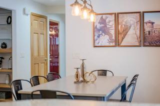 Stevens Point Getaway - HUGE 5 bedroom Home 3 Full Bath - 6