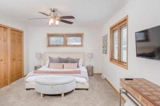 Stevens Point Getaway - HUGE 5 bedroom Home 3 Full Bath - 5