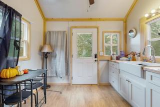 Charming Tiny Home Studio Sleeps 2 - Grill - Porch - 9