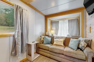 Charming Tiny Home Studio Sleeps 2 - Grill - Porch - 8