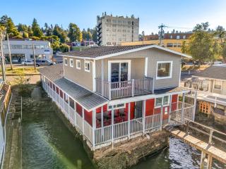 Waterfront Astoria Condo on Pier with Balcony - 6