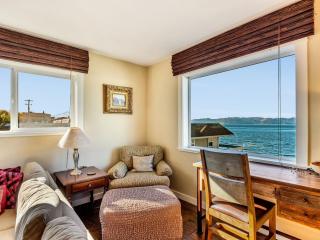 Waterfront Astoria Condo on Pier with Balcony - 4
