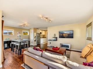 Waterfront Astoria Condo on Pier with Balcony - 1