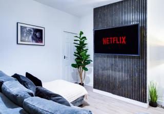 Mordern 4 bedroom home 4 TVs, Off Rd Parking, Netflix, 500mb, near M5 M6 M42, Merry Hill - 0