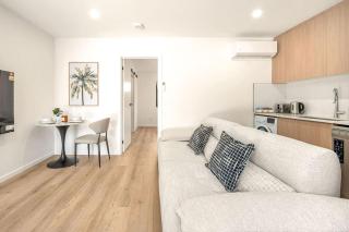 BrandNew Walk to Beach and Cavill Ave full AC - 4