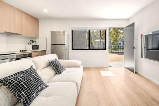 BrandNew Walk to Beach and Cavill Ave full AC - 2