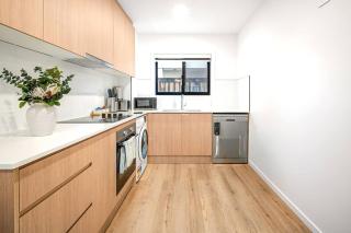 Brand New 2B Walk to Beach and Cavill Ave Full AC - 9