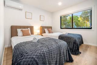 Brand New 2B Walk to Beach and Cavill Ave Full AC - 6