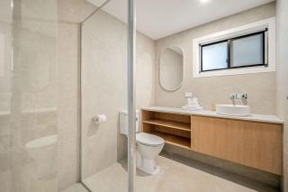 Brand New 2B Walk to Beach and Cavill Ave Full AC - 5
