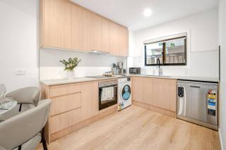Brand New 2B Walk to Beach and Cavill Ave Full AC - 4