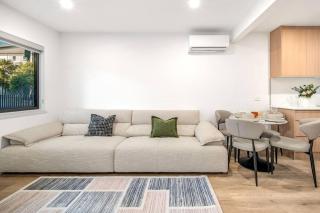 Brand New 2B Walk to Beach and Cavill Ave Full AC - 2