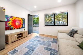 Brand New 2B Walk to Beach and Cavill Ave Full AC - 1
