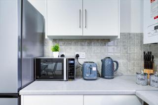 Mordern 4 bedroom home 4 TVs, Off Rd Parking, Netflix, 500mb, near M5 M6 M42, Merry Hill - 1