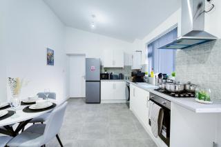 Mordern 4 bedroom home 4 TVs, Off Rd Parking, Netflix, 500mb, near M5 M6 M42, Merry Hill - 2