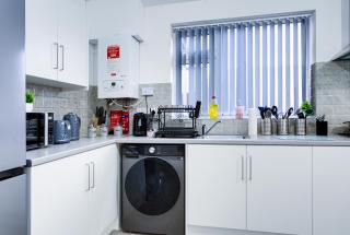 Mordern 4 bedroom home 4 TVs, Off Rd Parking, Netflix, 500mb, near M5 M6 M42, Merry Hill - 3
