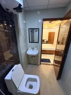 Stay Berry Stays Premium 1Rk Near Medanta - 8