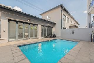 Sandton Guest Room at Middle - 3