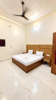 Hotel SVP 500 Mtr from Rammandir - 3
