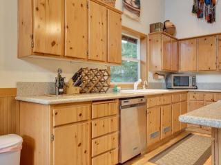 Brooke and Dan's Retreat -3 bedroom home plus a 2 bedroom apartment - 4