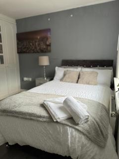 Eden Suite-Peaceful 1 Bed with Private Bathroom - 3