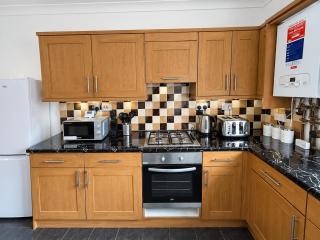 Group Accommodation - Sleeps 10 - Contractors & Families - Full Kitchen, Bathtub, & WiFi - Near Royal Armouries & Leeds City Centre - Beeston - 3
