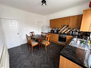 Group Accommodation - Sleeps 10 - Contractors & Families - Full Kitchen, Bathtub, & WiFi - Near Royal Armouries & Leeds City Centre - Beeston - 6