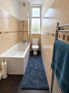 Group Accommodation - Sleeps 10 - Contractors & Families - Full Kitchen, Bathtub, & WiFi - Near Royal Armouries & Leeds City Centre - Beeston - 8