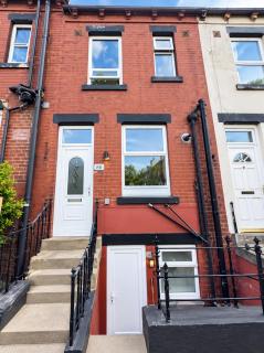 Group Accommodation - Sleeps 10 - Contractors & Families - Full Kitchen, Bathtub, & WiFi - Near Royal Armouries & Leeds City Centre - Beeston - 4