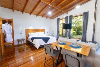 Fika Haus Monteverde - Outside Fireplace & Jacuzzi - 9