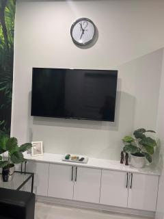 Quiet 1BR, West Coast inspired, Wi-Fi & Parking - 5