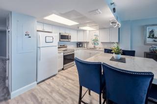Gulf front condo with Wifi Wash and dryer Rooftop pool - 2