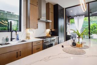 Luxury SoCo Haven w 6Sleep Hot Tub & Gym - 3