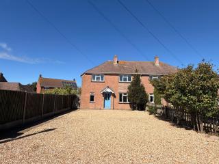 Burton House-4 Bed-Sleeps8-Private Parking For Multiple Cars-Free WIFI - 0