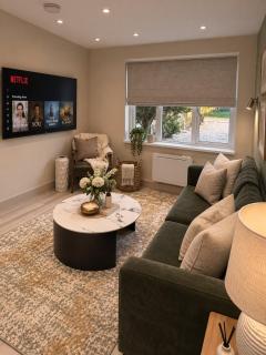Burton House-4 Bed-Sleeps8-Private Parking For Multiple Cars-Free WIFI - 3