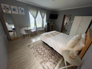 York-R102 Airport Road - Modern Comfort - 0