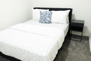 Cozy 2 Bedroom Basement Near Airport - 5