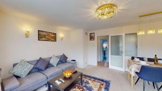 Stylish 2-bed Reading apartment stay with parking - 0