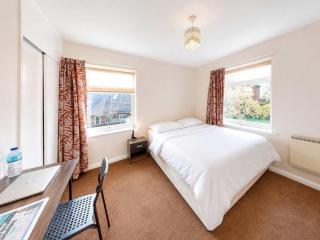 Stylish 2-bed Reading apartment stay with parking - 7