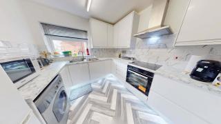 Stylish 2-bed Reading apartment stay with parking - 4