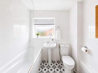Stylish 2-bed Reading apartment stay with parking - 3