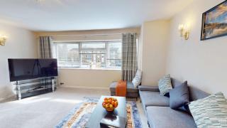 Stylish 2-bed Reading apartment stay with parking - 2