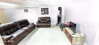 2 Basement suite for 7 people - shared entry - 4