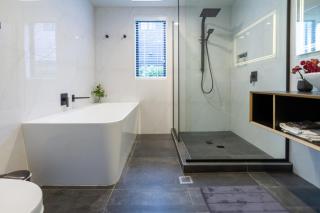 Rare Find! 3-bed CBD, Single Level, 2 car parks - 6