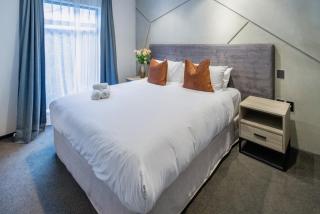 Rare Find! 3-bed CBD, Single Level, 2 car parks - 4