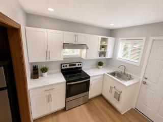 Whole 621 Home - 6 Sleep Areas - Sleeps 16 - Walk to Falls - 7