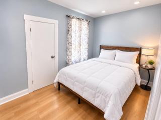 Whole 621 Home - 6 Sleep Areas - Sleeps 16 - Walk to Falls - 1
