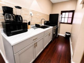 Cozy 2BR 1 Block to Falls Perfect Couple Getaway - 6