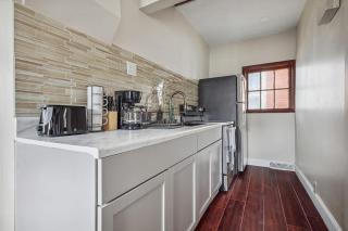 Cozy 2BR 1 Block to Falls Perfect Couple Getaway - 4