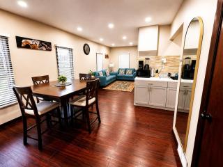 Grand 2 Homes - 7BR - Sleeps 14 - Walk to Falls - 0