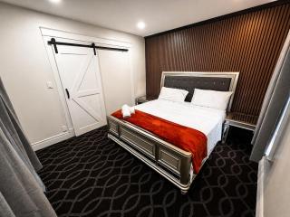 Grand 2 Homes - 7BR - Sleeps 14 - Walk to Falls - 8